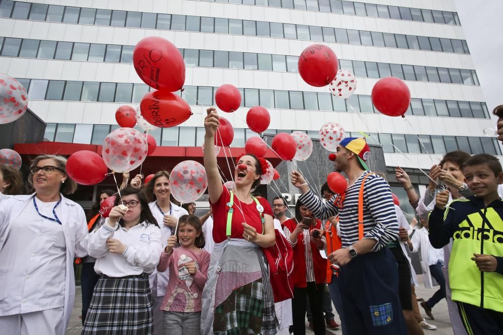 Suelta de globos en el HUCA por el día del niño hospitalizado