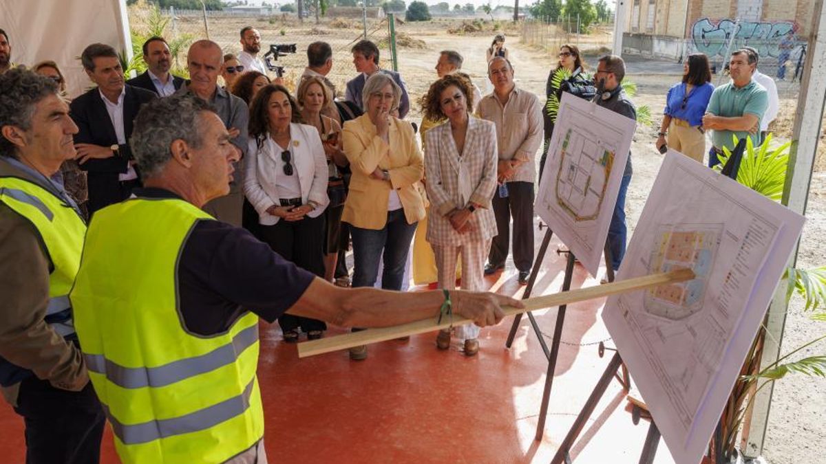 La vicepresidenta primera del Gobierno y ministra de Hacienda, María Jesús Montero (c) junto a un plano de las obras de urbanización del solar del antiguo cuartel de Artillería 'Daoiz y Velarde'.