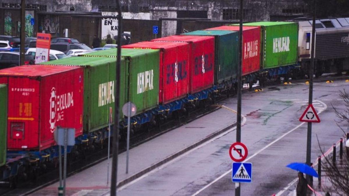 Tren de mercancías a su paso por el Puerto de Vilagarcía de Arousa.