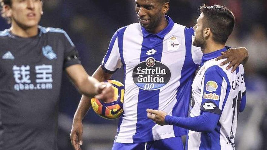 Ryan Babel y Carles Gil, en el partido frente a la Real Sociedad.