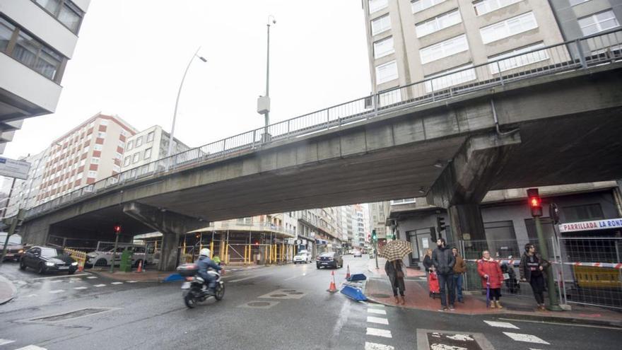 Viaducto de la Ronda de Nelle sobre Av. Fisterra.