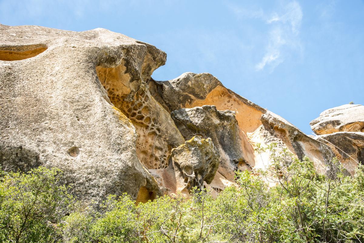 Erosión en la roca y monte Arabi, Yecla, Murcia