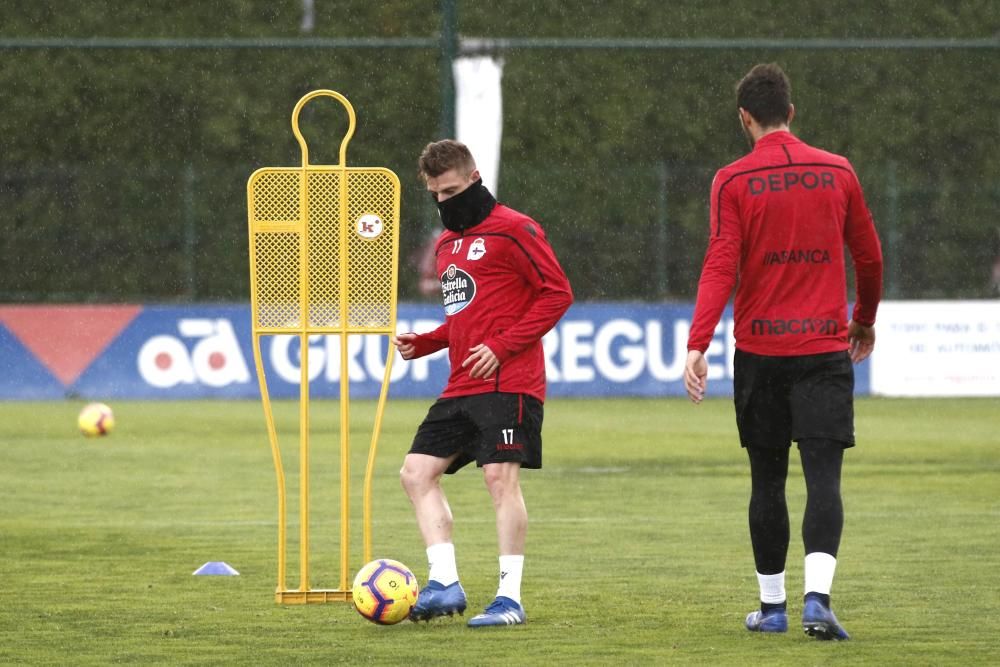 El entrenamiento en Abegondo se desarrolló entre ejercicios de táctica y un partido de once contra once.