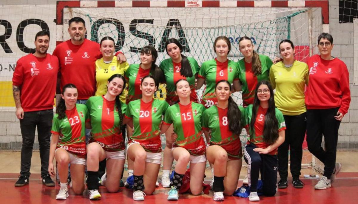 El equipo femenino de la categoría cadete del CD Balonmán Chapela. | FDV