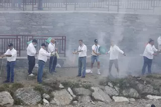Así fue la impresionante Descarga que hizo temblar a Cangas del Narcea: 6.22 minutos de estruendo y casi 100.000 voladores en el cielo