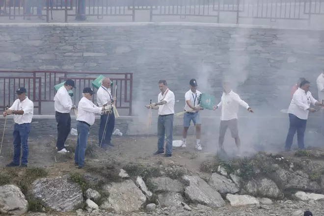 Así fue la impresionante Descarga que hizo temblar a Cangas del Narcea: 6.22 minutos de estruendo y casi 100.000 voladores en el cielo