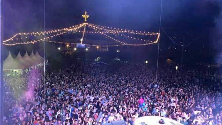 Asistentes a la verbena, el viernes por la noche, durante la actuación de la orquesta &quot;París de Noia&quot;.