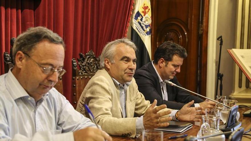 El alcalde lamenta que Educación no responda con «lealtad» al ayuntamiento