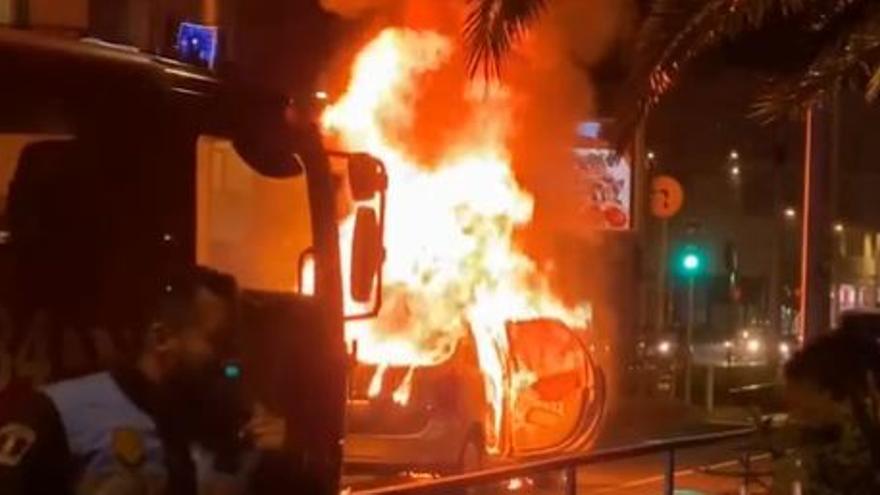 Incendio de un vehículo en la avenida de La Trinidad