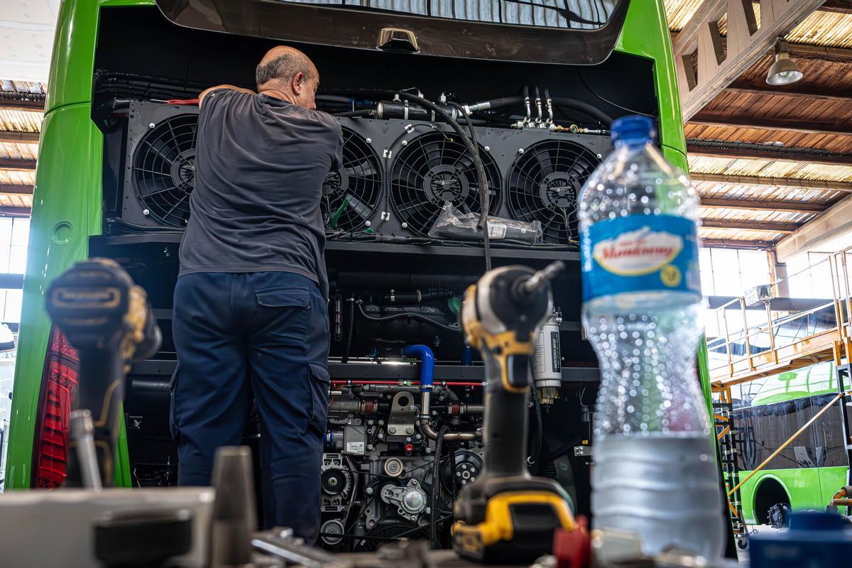 La fabricación de autobuses, autocares y microbuses en Arbúcies, en La Selva, se basa en un intrincado proceso artesanal, donde la precisión de soldadores y planchistas da forma a vehículos personalizados.