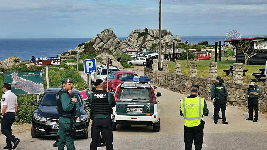 Despliegue de la Guardia Civil el año pasado en Donón.   | // S.Á.