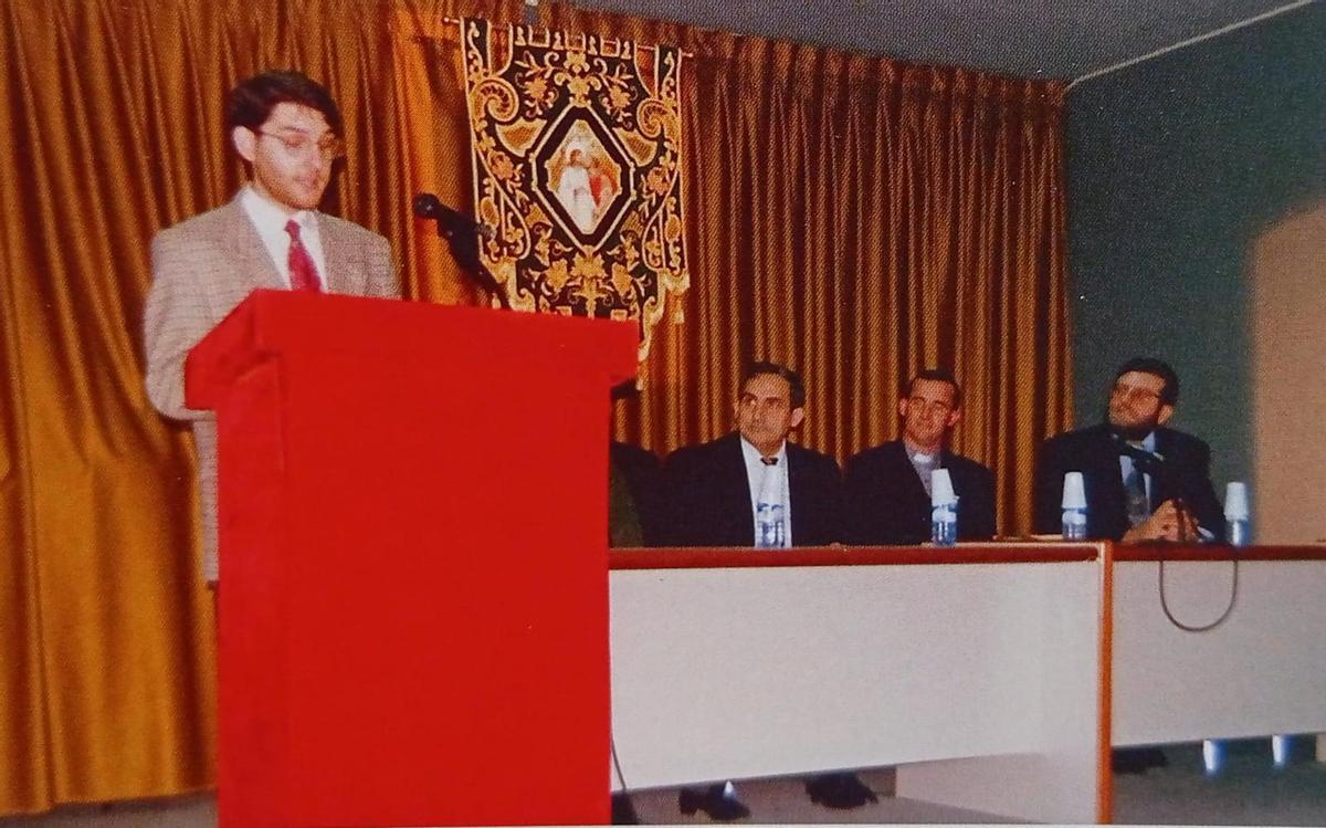José Gomis presenta la Hermandad en la Csa de la Cultura en 1995.