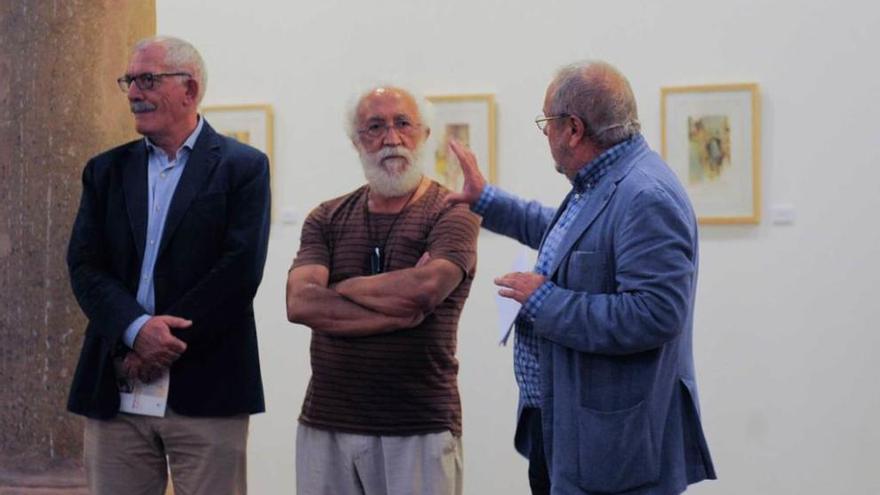 Por la izquierda, Ramón Rodríguez, director del RIDEA; el pintor Fernando Fueyo y el biólogo Víctor Manuel Vázquez, director del Boletín de Ciencias del RIDEA, ayer, en la inauguración de la exposición.