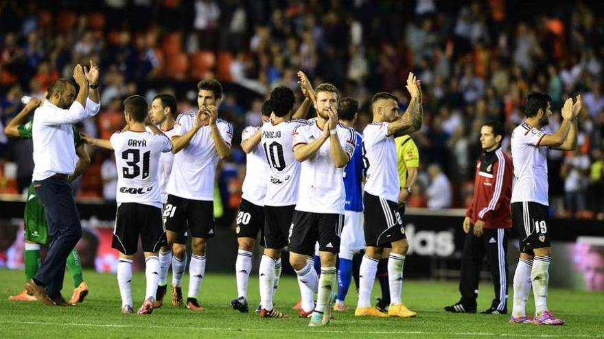 El Valencia resolvió a balón parado ante un Elche sin pegada