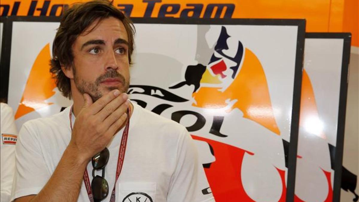 Alonso, en el box de Repsol Honda