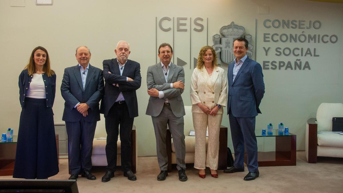 De Izda a dcha: Pilar Chorén, directora gerente del Ivie; José María Peiró, investigador del Ivie y codirector del informe; Octavio Granado, ex-secretario de Estado de Seguridad Social; Lorenzo Serrano, investigador del Ivie y codirector del estudio; Ana Benavides, presidenta de Umivale Activa; y Héctor Blasco, director general de Umivale Activa