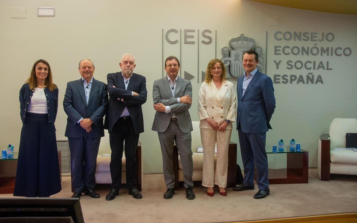 De Izda a dcha: Pilar Chorén, directora gerente del Ivie; José María Peiró, investigador del Ivie y codirector del informe; Octavio Granado, ex-secretario de Estado de Seguridad Social; Lorenzo Serrano, investigador del Ivie y codirector del estudio; Ana Benavides, presidenta de Umivale Activa; y Héctor Blasco, director general de Umivale Activa