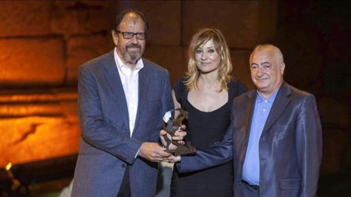 Josep Maria Pou, Nathalie Poza y el productor Jordi González recogen el galardón al mejor espectáculo.