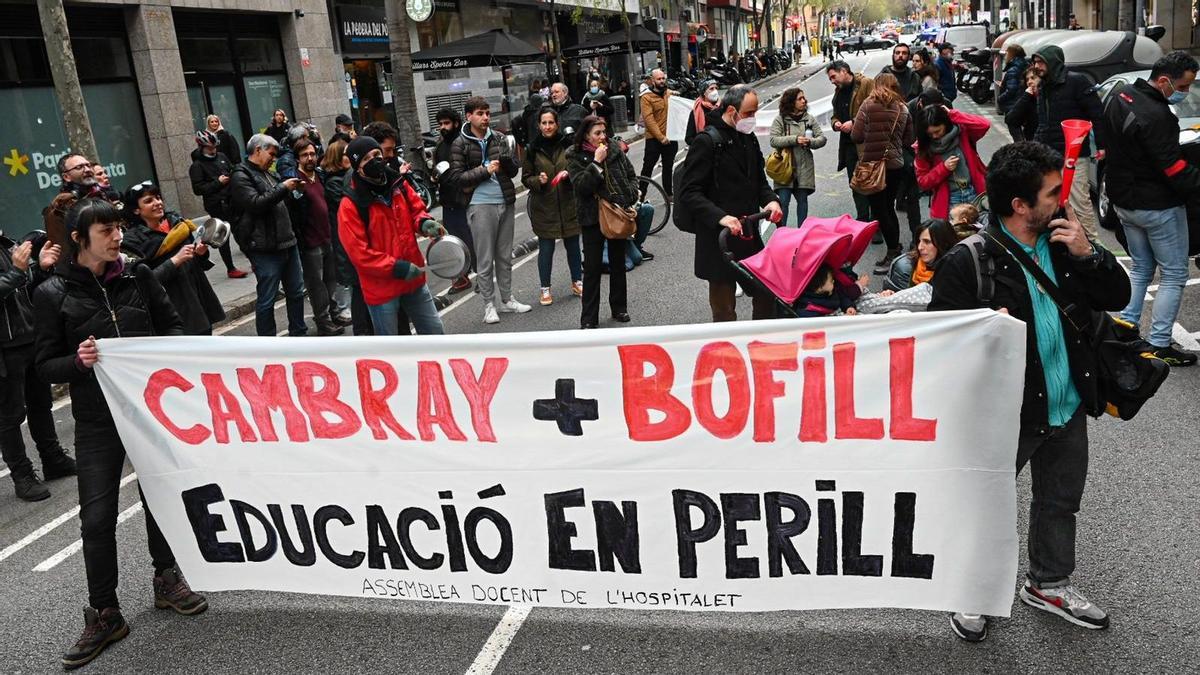 Los maestros en la cacerolada frente a la sede de ERC en Barcelona