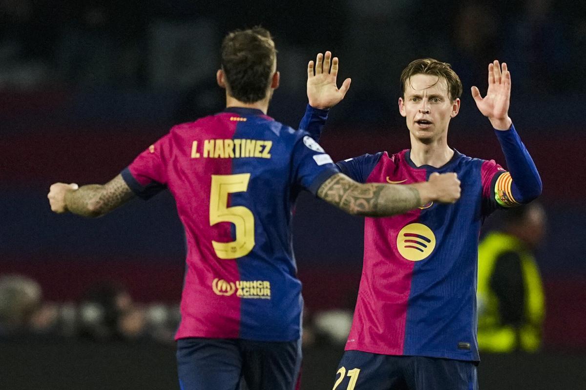 BARCELONA, 09/04/2025.- Los jugadores del FC Barcelona, Íñigo Martínez y el neerlandés Frenkie de Jong, celebran el tercer gol de su equipo durante el encuentro correspondiente a la ida de los cuartos de final de la Liga de Campeones que disputan hoy miércoles FC Barcelona y Borussia Dortmund en el Estadio Olímpico de Montjuic, en Barcelona. EFE / Enric Fontcuberta