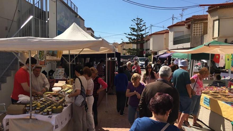 Mercadillo solidario organizado en Los Belones.