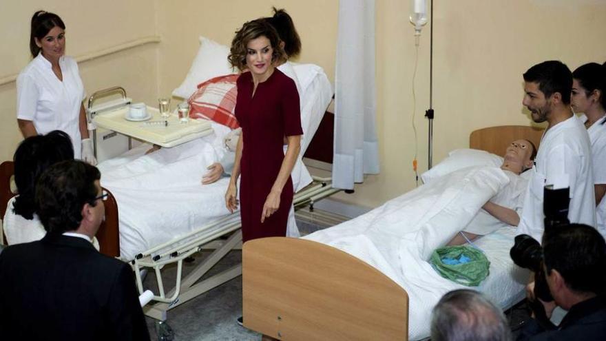 La Reina Letizia, en una de las aulas de la rama sanitaria.