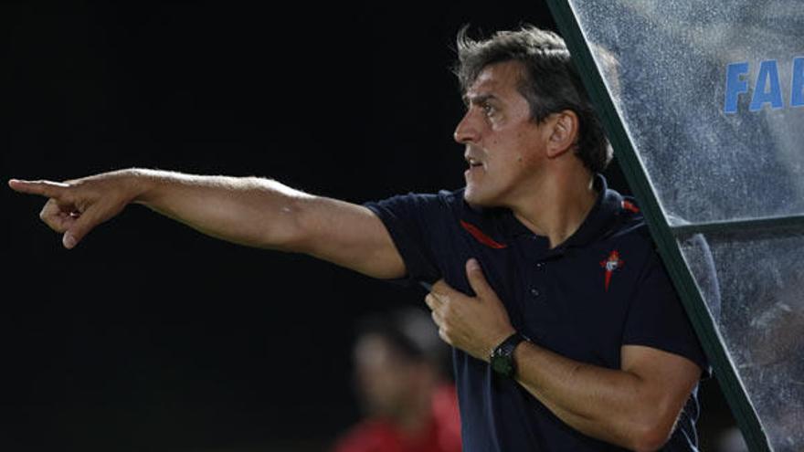 Pepe Murcia da indicaciones desde el banquillo durante un partido en Balaídos
