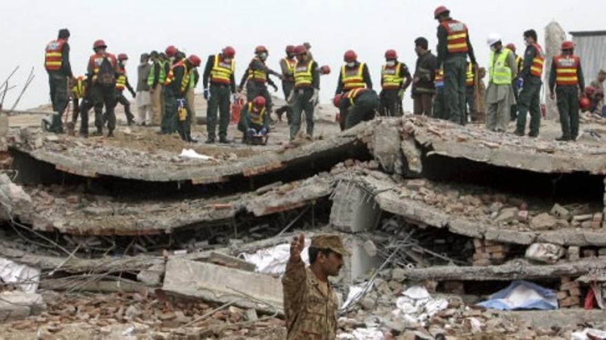 Tragedia en Pakistán por el derrumbe de una fábrica