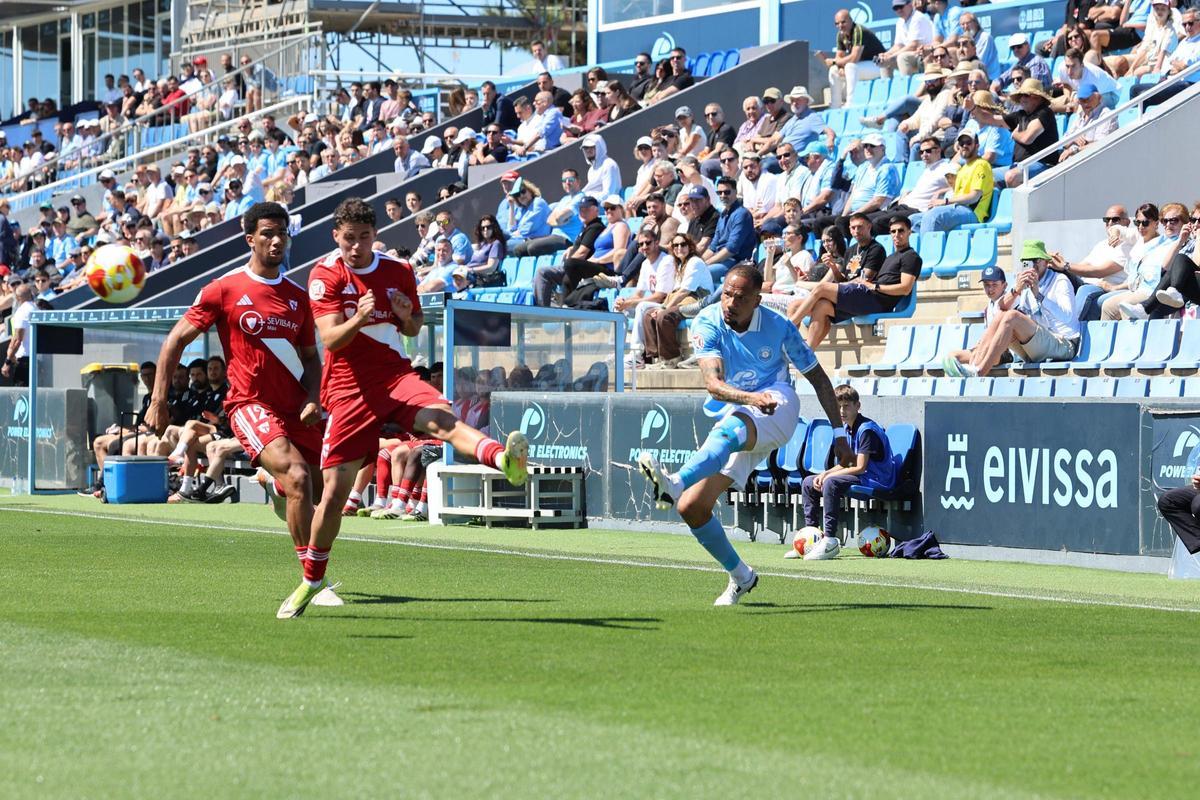 Bebe manda un centro al área en el partido ante el Sevilla B