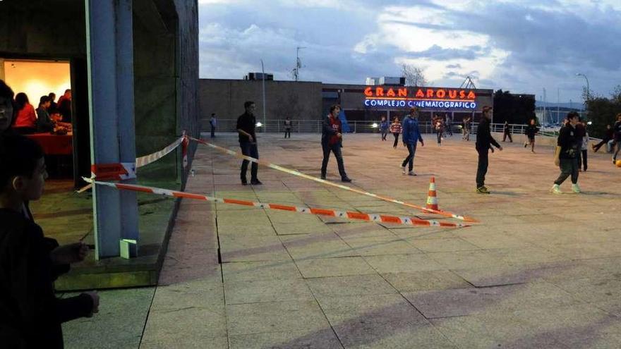 La zona vallada, al quedar las losetas prácticamente en el aire. // Iñaki Abella