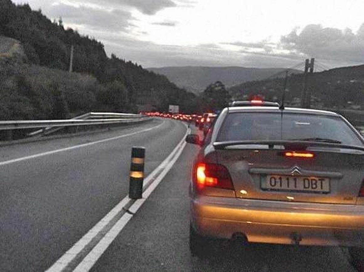 La Policía detiene a una joven que conducía ebria, sin carné y sin seguro y que chocó contra una señal