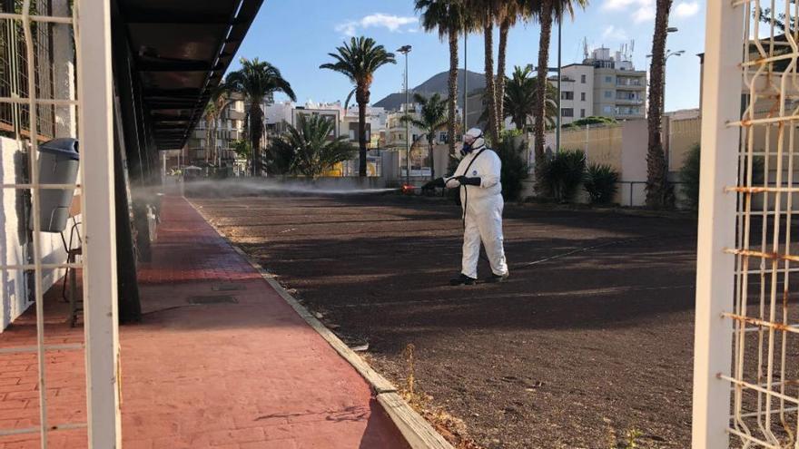 El Ayuntamiento desinfecta las canchas de la Federación Canaria de Bola Canaria y Petanca.