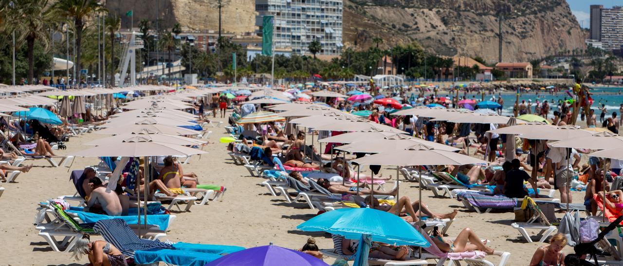 Aspecto de la playa del Postiguet, a mediodía