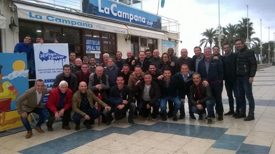 Foto de familia de los asistentes al almuerzo en la puerta de La Campana Playa.