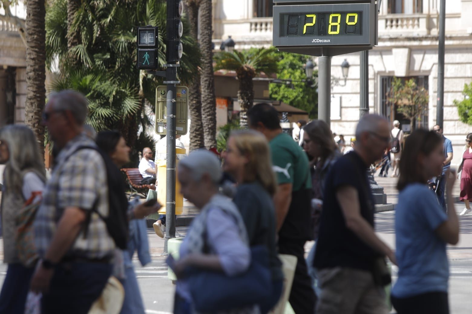 Fuentes y agua para hacer frente al primer sábado de 'verano' en València