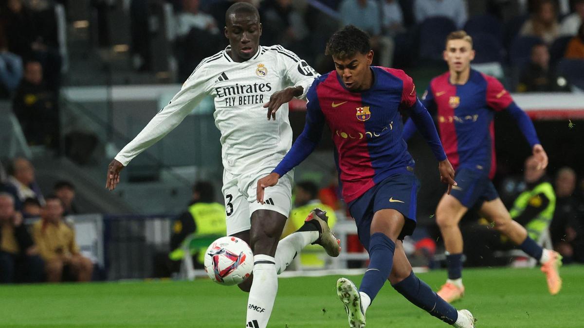 Lamine Yamal supera a Mendy en el clásico Madrid-Barça del Bernabéu. Lamine Yamal supera a Mendy en el clásico Madrid-Barça del Bernabéu.