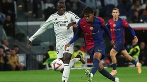 Lamine Yamal supera a Mendy en el clásico Madrid-Barça del Bernabéu.