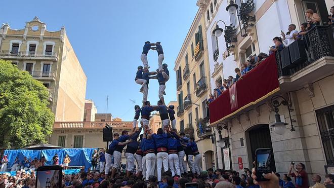 La plaza de la Vila de Gràcia se rinde a los castells de la fiesta mayor a golpe de abanico