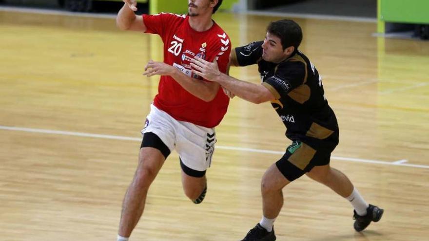 Silva trata de controlar el balón, durante un partido del Octavio en Navia. // Ricardo Grobas