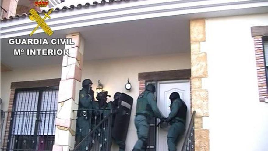 Una imagen de la entrada de la Guardia Civil a una vivienda para uno de los registros.