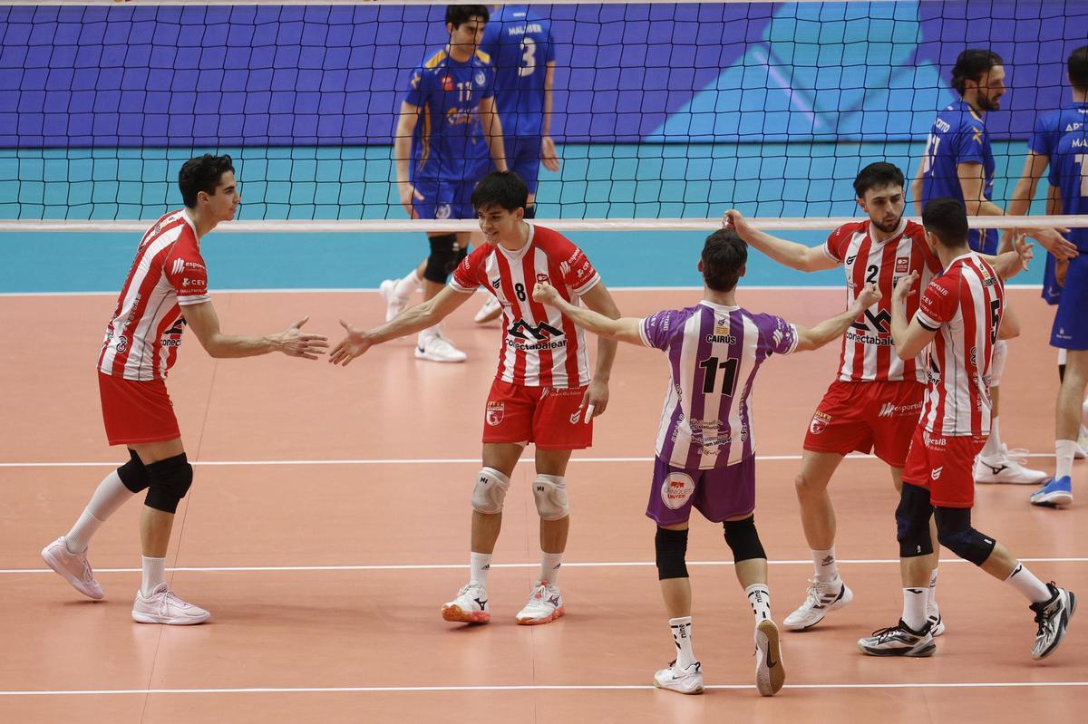 Los jugadores del ConectaBalear Manacor celebran un punto.