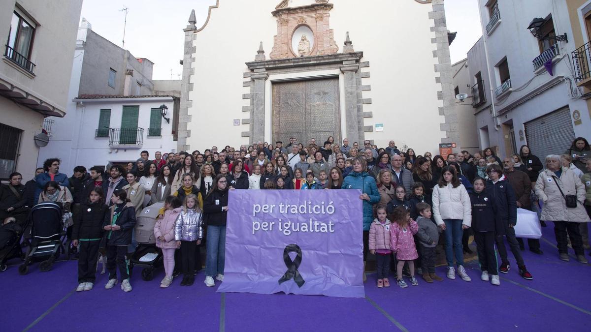 Un momento durante una de las protestas en Sagunt por el veto a las mujeres en Semana Santa.