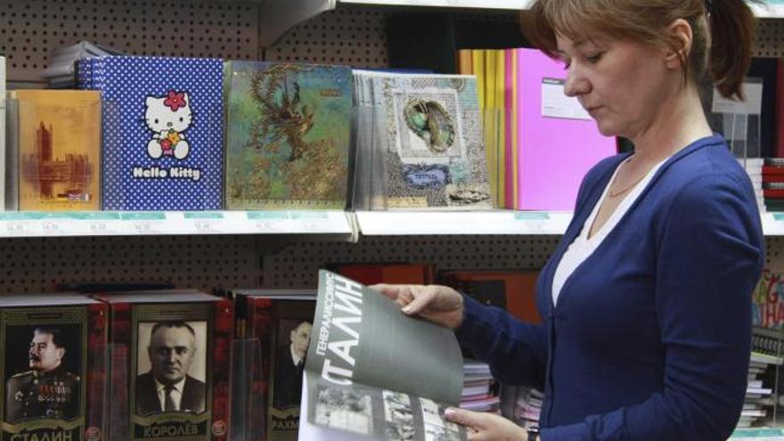 Una mujer, ayer, sosteniendo en Moscú el libro de texto polémico.