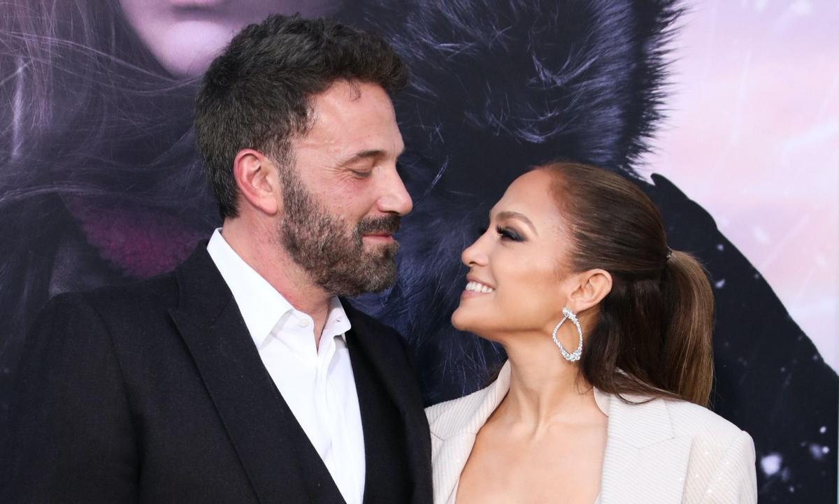 Jennifer Lopez y Ben Affleck juntos en el estreno de la película 'The Mother'