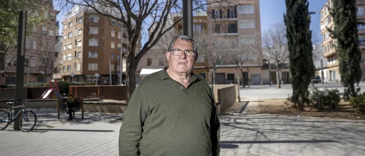 Socio fundador y presidente de la asociación vecinal, Joan Monserrat posa en la plaza Sant Francesc Xavier.