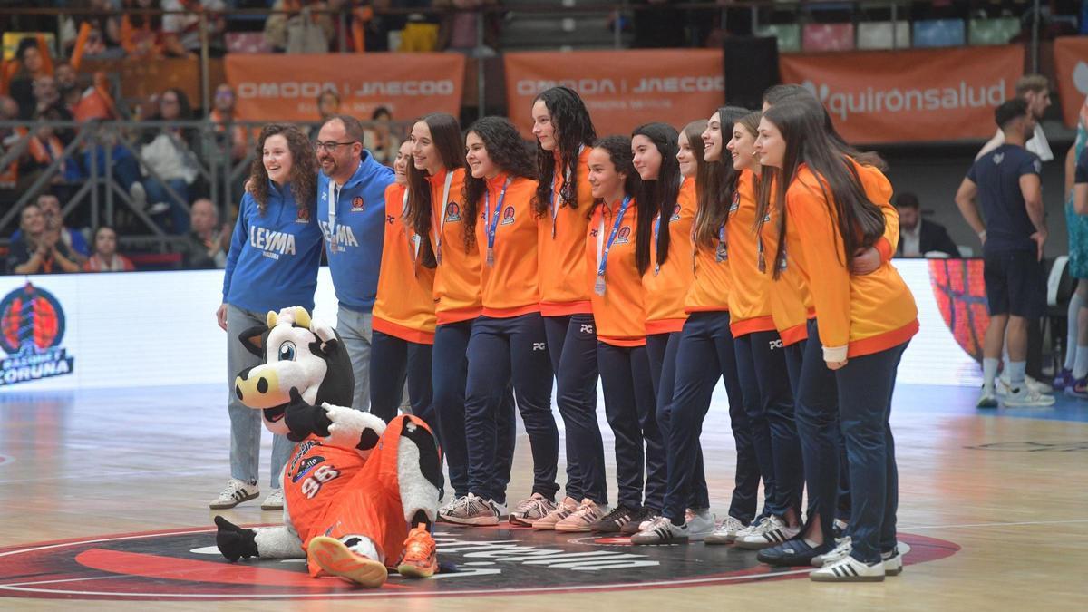 Las jugadoras del Básquet Coruña cadete femenino, este jueves en la pista del Coliseum antes del Leyma-Menorca.