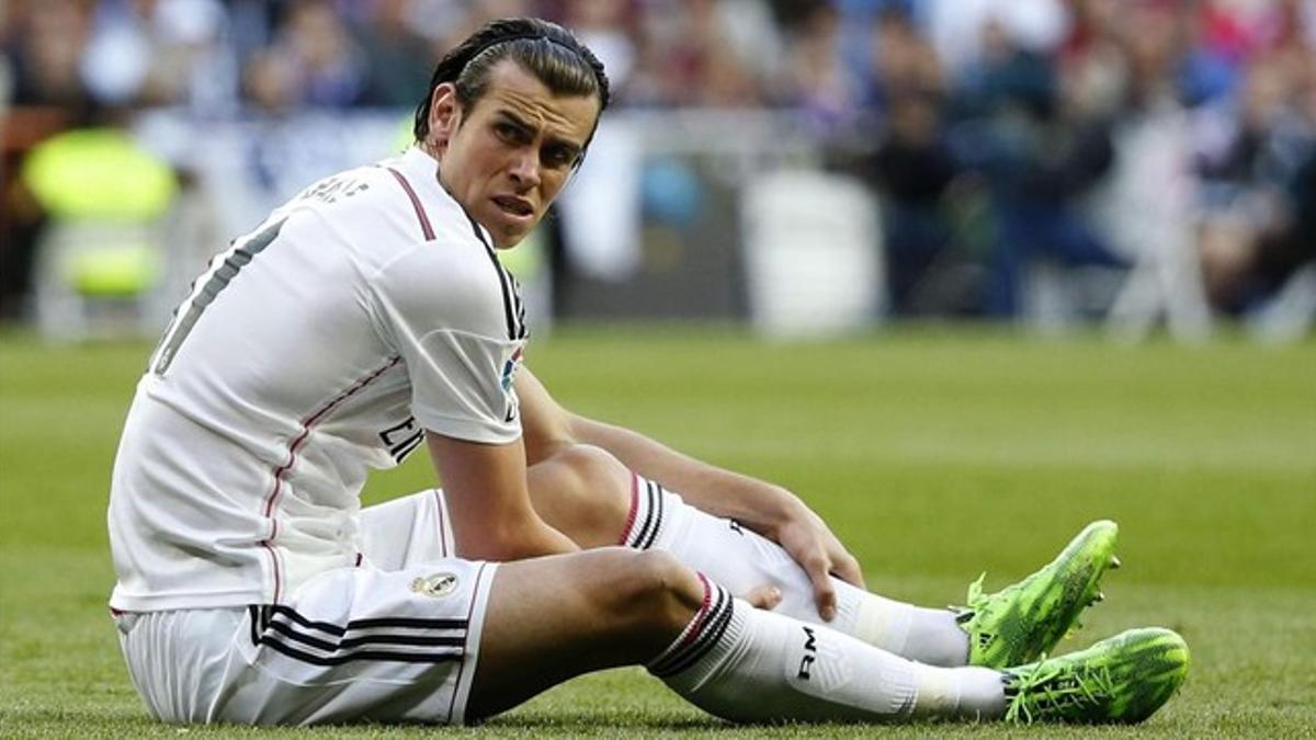 Gareth Bale se duele de su gemelo izquiero durante el Madrid-Málaga de Liga