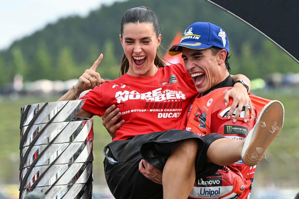Marc Márquez celebra el título mundial con su novia, la influencer Gemma Pinto.