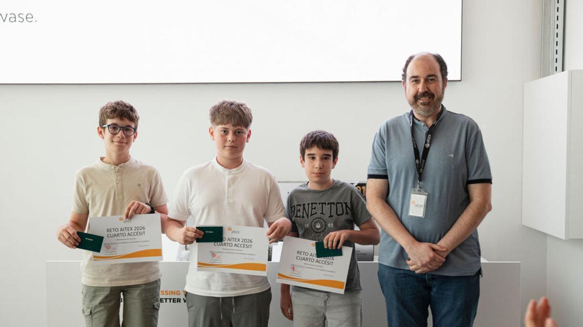 Los tres alumnos de Foios reciben el cuarto accésit del Reto Aitex.