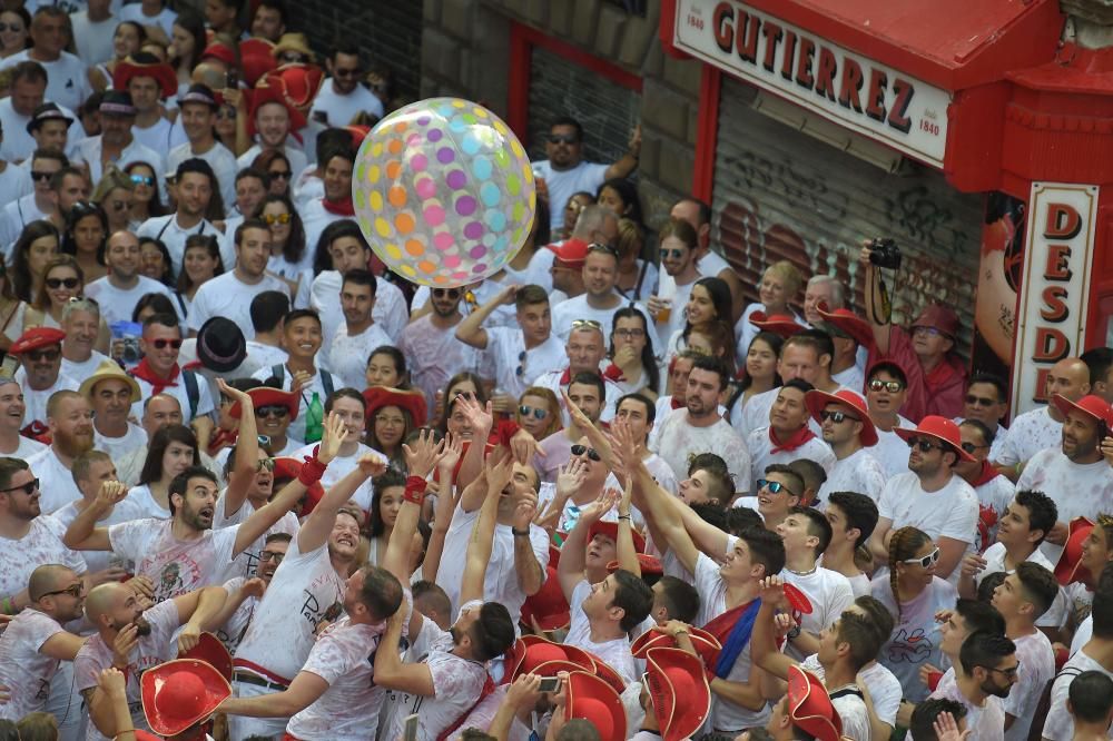 El chupinazo ha dado comienzo a los Sanfermines.